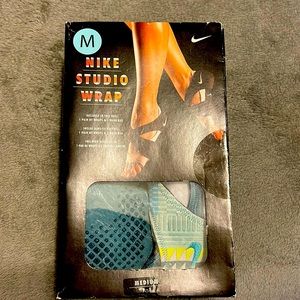 Nike Womens Black Studio Wrap 4 Shoe Train Dance Ballet Yoga Sz 8 NIB 811650 001